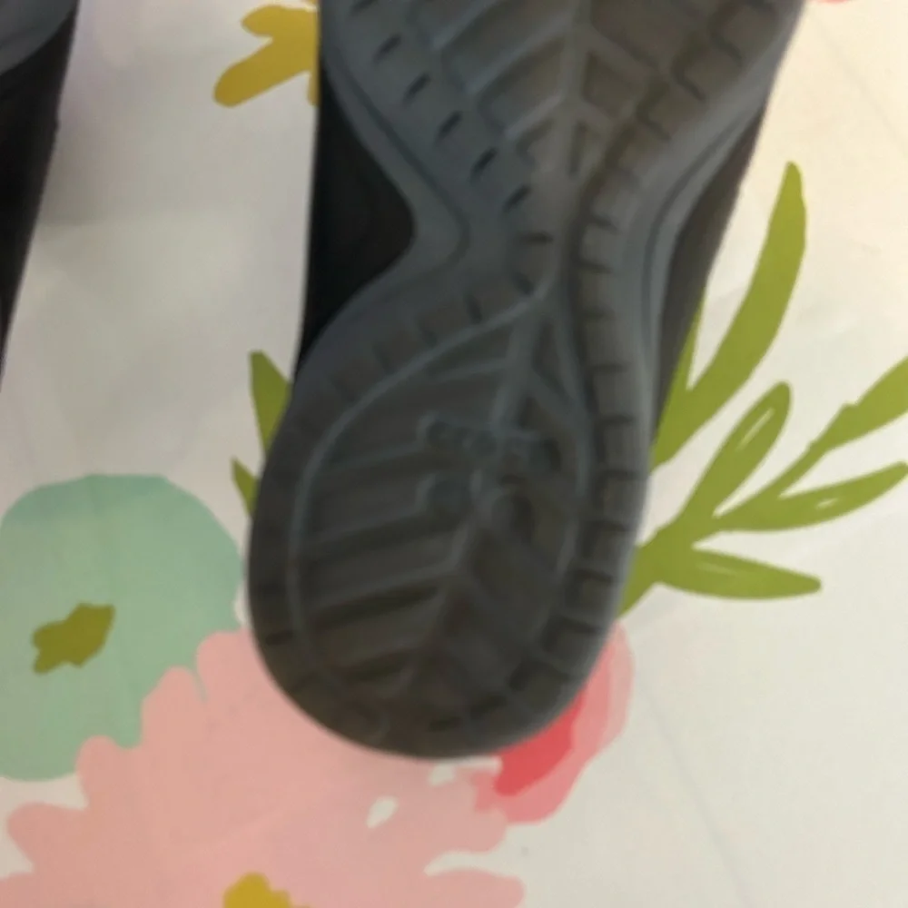 Unisex crocs size M-8 W-10 black and grey sandals